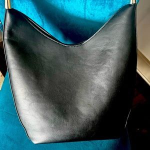 Great hobo black leather bag. Great for everyday!